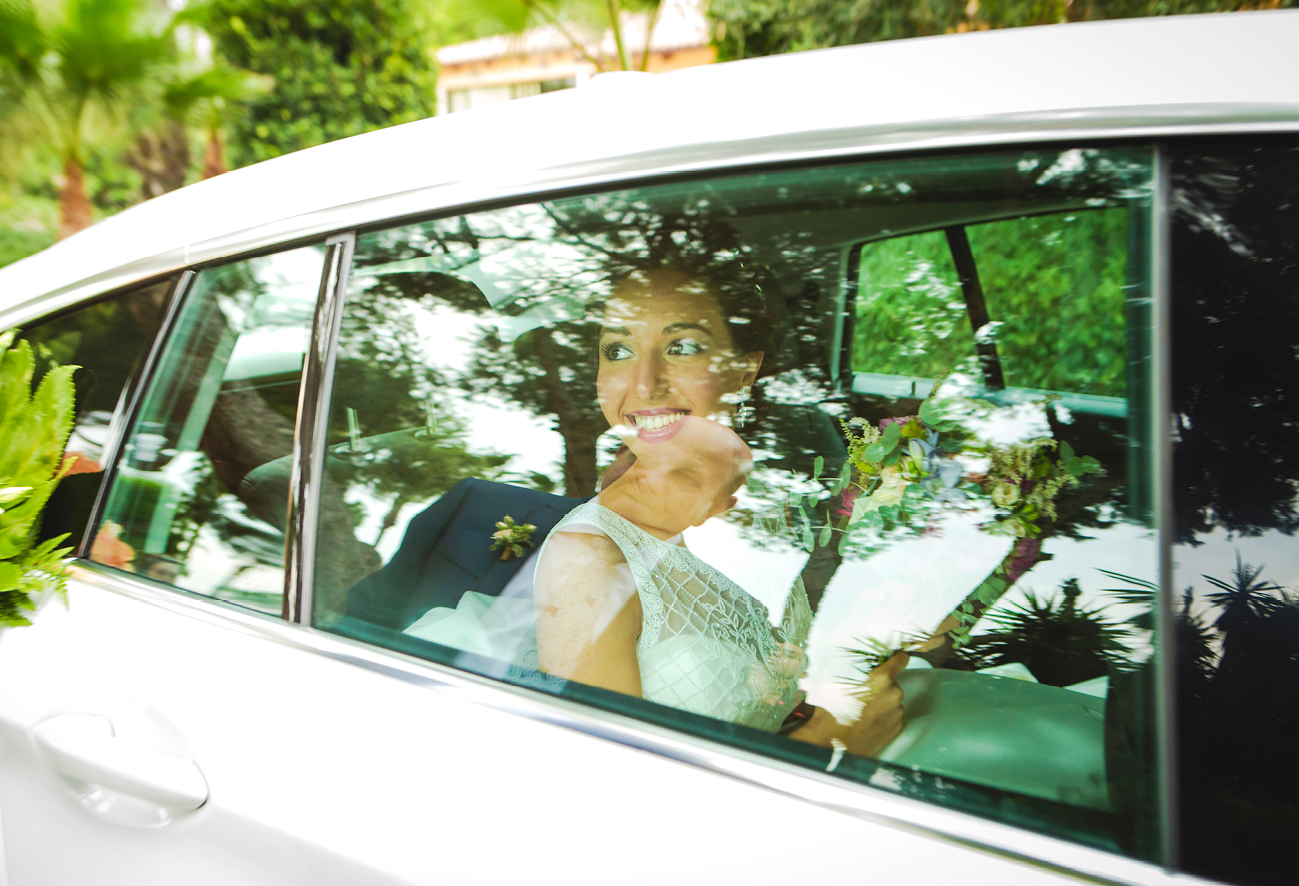 novia en el coche