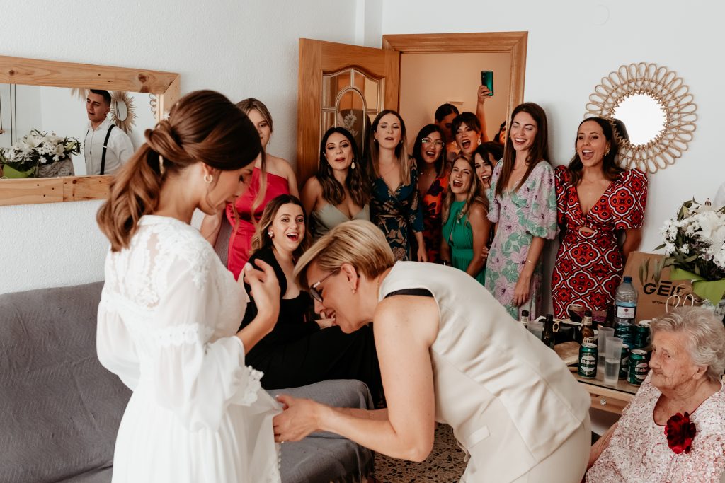 amigas de la novia en sus preparativos