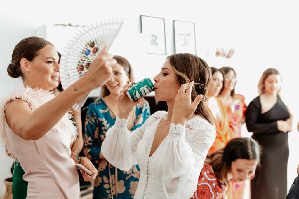 novia bebiendo cerveza en su boda