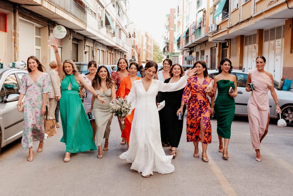 amigas de la novia acompañando a la novia en el día de su boda